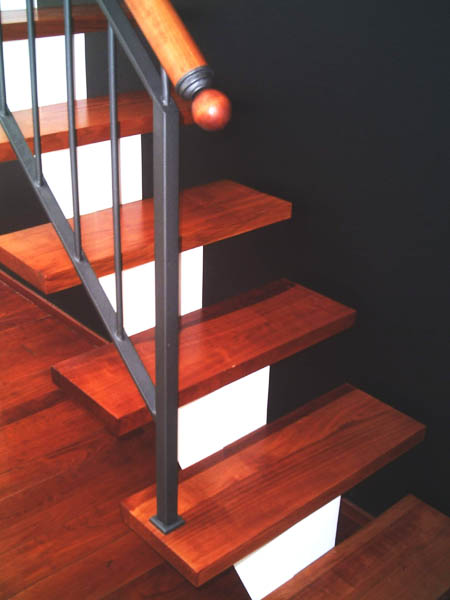 Treppe Korschbaum auf weissem Mittelholm